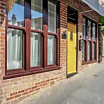1 Bed In Oc-91995 *